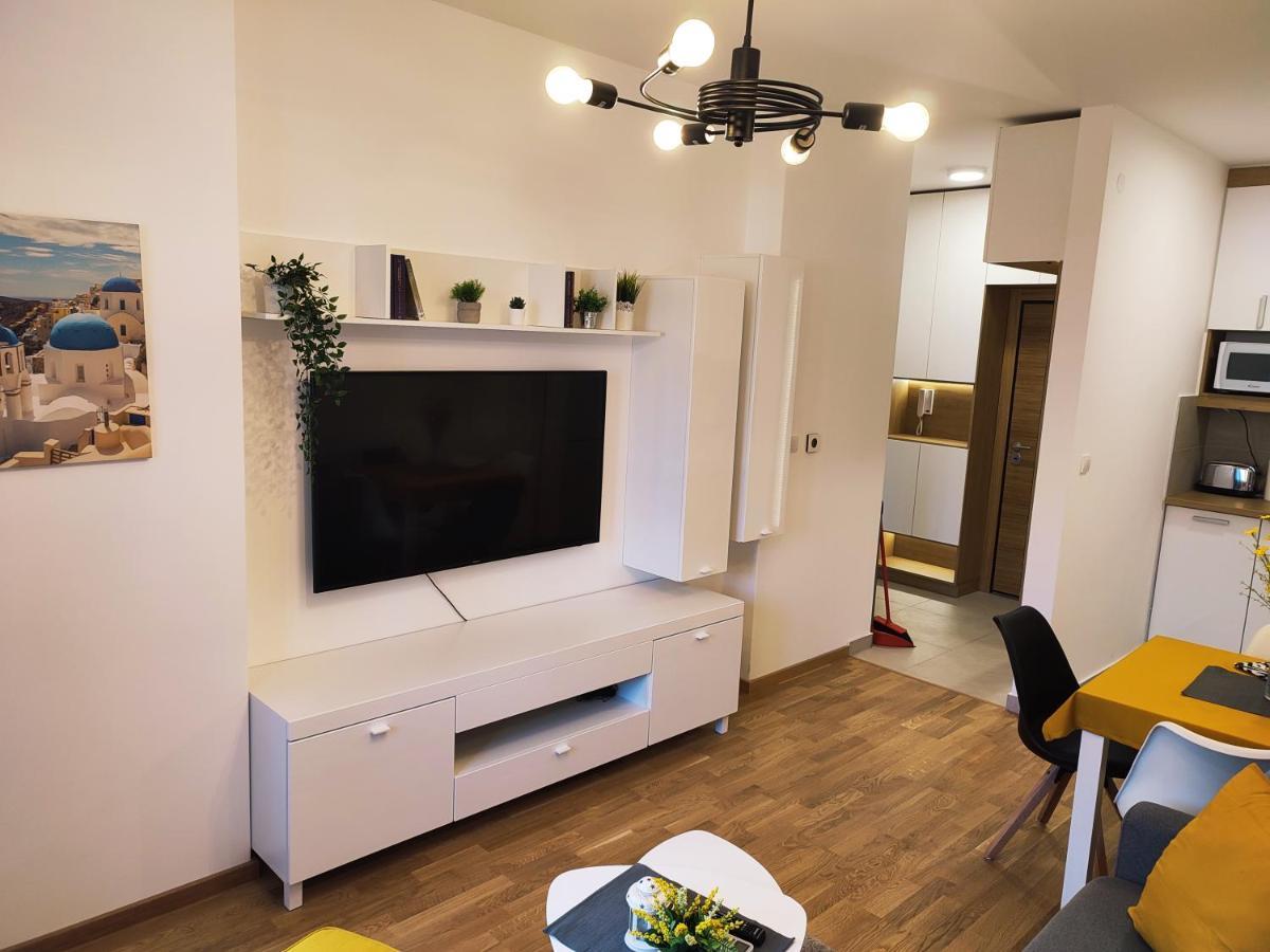 Center Firefly Gardens Apartment Нови-Сад Экстерьер фото